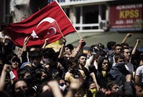 Десять тысяч человек вышли на улицы Стамбула в знак осуждения теракта